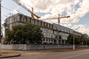 Середина літа. Rue Menars росте разом із містом